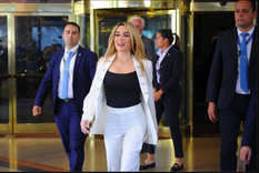 Fátima Florez saliendo del Hotel Libertador rumbo al Congreso de la Nación.