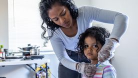 Sofía (seudónimo) sufre de intestino corto y depende de un sistema de nutrición parenteral total. Sofía (seudónimo) sufre de intestino corto y depende de un sistema de nutrición parenteral total.