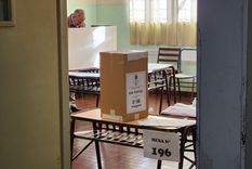 Elecciones 2023 Un vecino de San Rafael vota con el sistema de boleta única