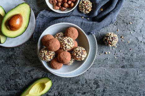 Receta de trufas de aguacate y cacao amargo: opción energética y deliciosa. Receta de trufas de aguacate y cacao amargo: opción energética y deliciosa.