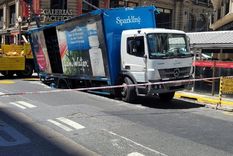 Microcentro El camión de soda quedó atrapado por el hundimiento de parte de la calzada Foto: X: @Sanlo2023
