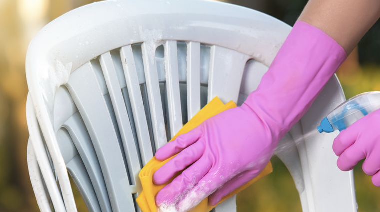 El sol puede dañar las sillas de plástico, sin embargo hay una solución Foto: Shutterstock