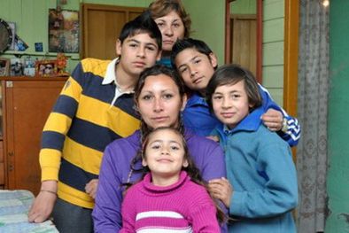 MDZol | La niña con su madre y sus hermanos.