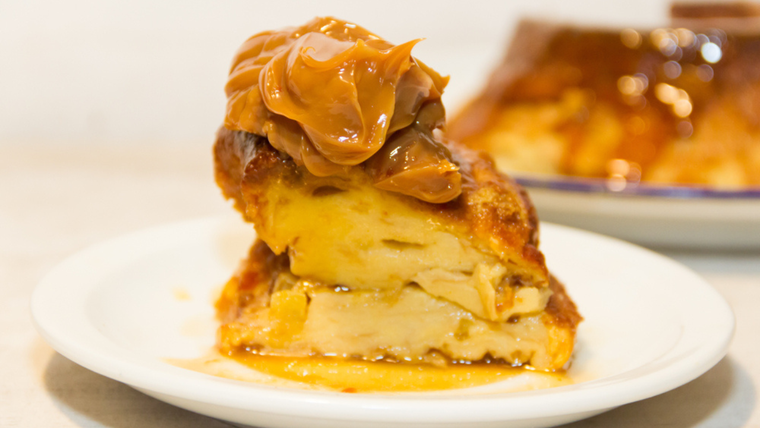 Aunque nació como postre humilde de hogar, hoy aparece en cartas de restaurantes porteños con versiones premium: con croissants, brioche, frutos secos o whisky. Aunque nació como postre humilde de hogar, hoy aparece en cartas de restaurantes porteños con versiones premium: con croissants, brioche, frutos secos o whisky.