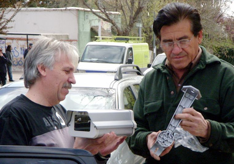 El personal que instala las cámaras digitales de monitoreo Foto: MDZ