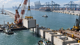 El puerto de Tuas tendrá 66 puestos de atraque y capacidad para movilizar hasta 65 millones de contenedores TEU cada año.