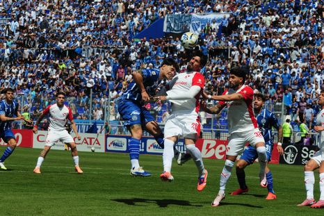 Godoy Cruz apretó en el inicio del encuentro con pelotas aéreas y no logró convertir. Godoy Cruz apretó en el inicio del encuentro con pelotas aéreas y no logró convertir.