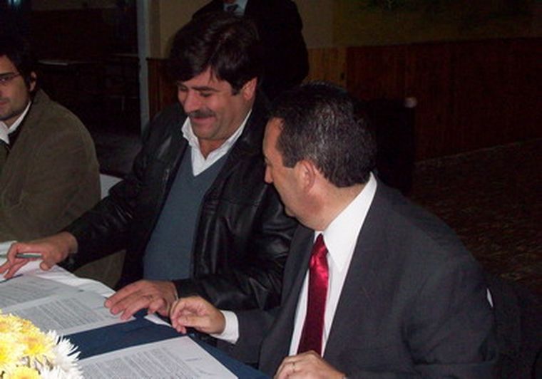 Mario Abed y Celso Jaque firman la adjudicación para las obras de gas