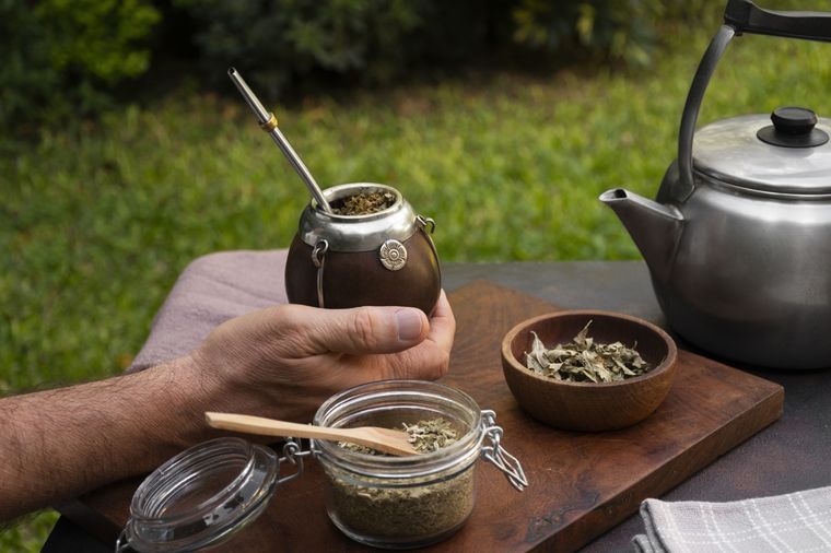 Cada vez es más común entre los jóvenes sumarle hierbas al mate para darle otro sabor a la yerba. Foto: Archivo MDZ