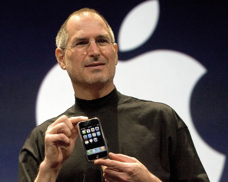Steve Jobs falleció en 2011 y su lugar fue ocupado por Tim Cook. Foto: CNBC - https://image.cnbcfm.com/api/v1/image/104556423-steve-jobs-iphone-10-years.jpg
