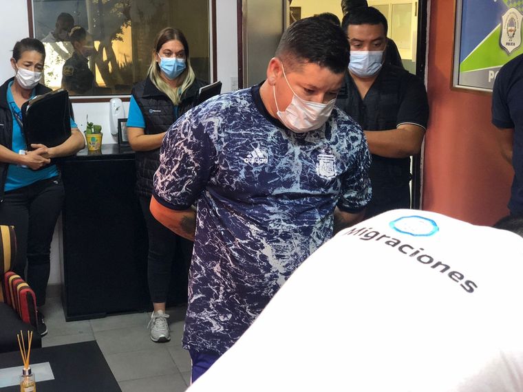 Aquino frente a personal de Migraciones