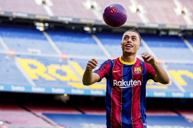 Sergino Dest Con una sorprendente promesa a Messi, así presentaron a Sergiño Dest como nuevo refuerzo de Barcelona Foto: EFE