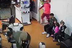 Los nenes levantaron las manos al ver a los delincuentes. Foto: Captura de video.