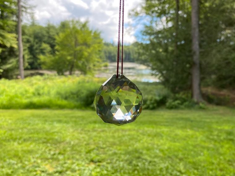 La famosa bola de Feng Shui atrae energía al hogar. Foto: Holistic Spaces