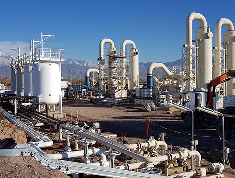 Planta fambén En la planta se recibe el agua contaminada extraída de los pozos. Se limpia con aire y carbón y se reinyecta en el acuífero o se entrega a las fincas