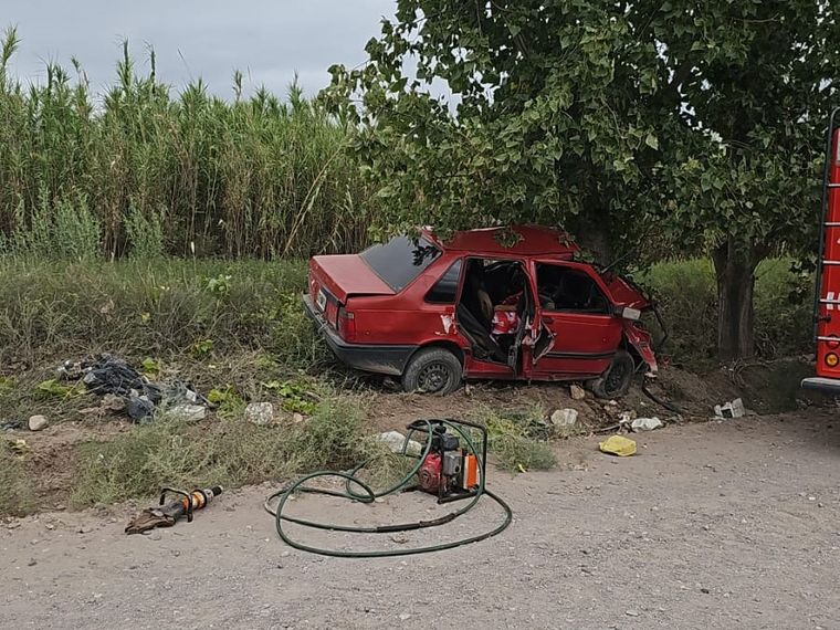 Un hombre de 32 años perdió la vida este domingo por la mañana tras colisionar contra un árbol en la localidad de Junín.