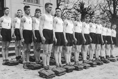 Un grupo de jóvenes desfilando con ropa deportiva en una Napola, alrededor de 1935. Foto: GETTY IMAGES