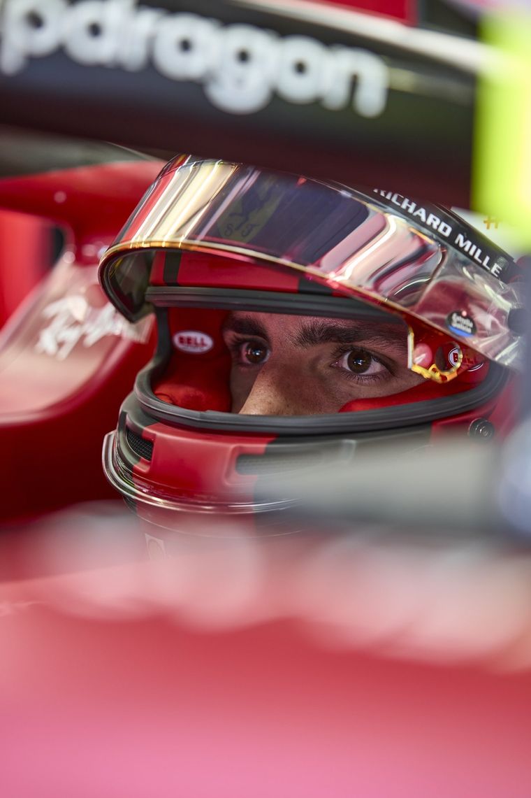 Carlos Sainz manda en Singapur. Foto: @ScuderiaFerrari