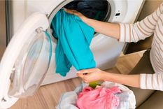 Los trucos definitivos para quitar los pelos de las prendas en el lavarropas. Foto: Freepik
