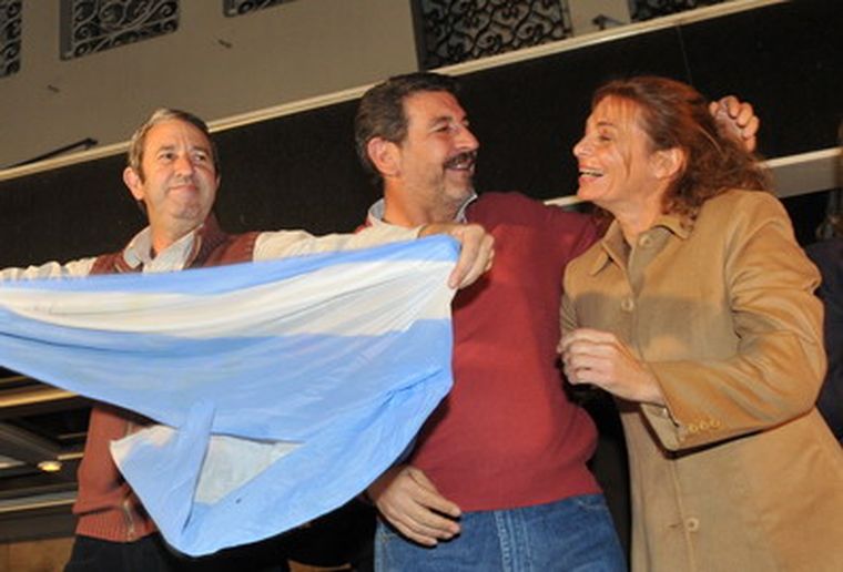 Cobos con Mansur y Montero, el día que ganaron las elecciones. Foto: Archivo /MDZ