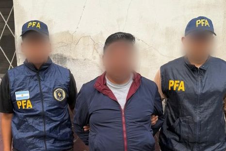 El prófugo fue capturado tras un intensivo seguimiento de efectivos de la PFA. El prófugo fue capturado tras un intensivo seguimiento de efectivos de la PFA.