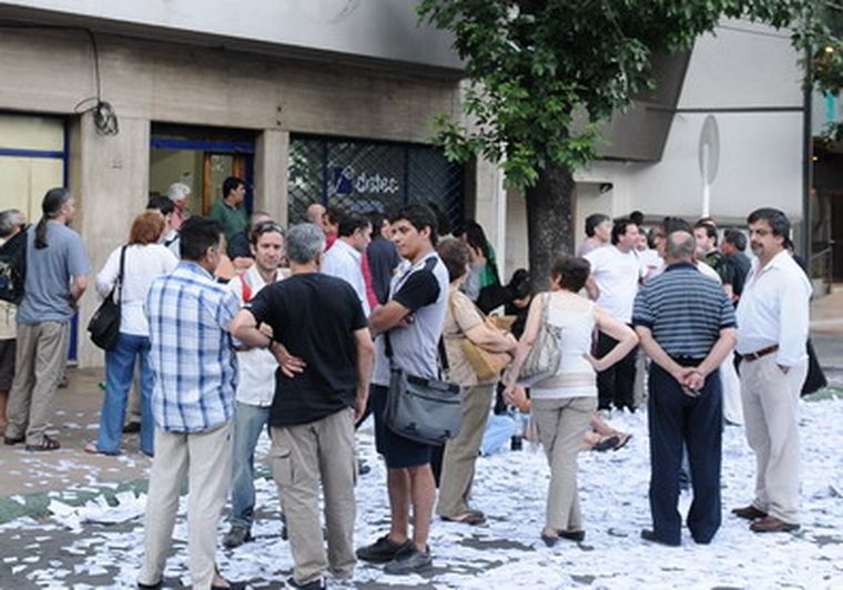 Trabajadores de la CTA esperando los resultados de las elecciones. Foto: Alf Ponce/MDZ
