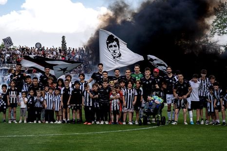 Gimnasia consiguió un merecidísimo ascenso a Primera. Gimnasia consiguió un merecidísimo ascenso a Primera.