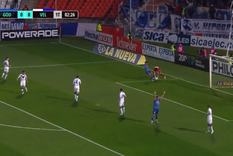 ver para creer: el increible blooper del arquero de velez en el gol de godoy cruz