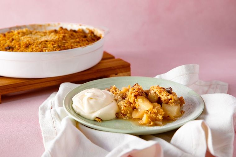 Cómo preparar peras al horno con crumble crocante.