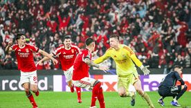 Anatoly Trubin ya metió el cabezazo goleador que le dio la clasificación y sale a festejarlo con sus compañeros, mientras Federico Valverde sufre en el suelo. Habrá otro Benfica-Real Madrid en playoffs. Anatoly Trubin ya metió el cabezazo goleador que le dio la clasificación y sale a festejarlo con sus compañeros, mientras Federico Valverde sufre en el suelo. Habrá otro Benfica-Real Madrid en playoffs.