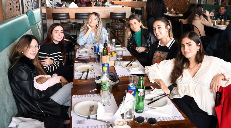 Amigas celebrando. En la nota, opciones interesantes para este sábado en Mendoza. Foto: ALF PONCE MERCADO / MDZ