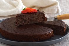 Torta exprés de banana, avena y chocolate que se hace en sartén. Foto: Directo al paladar