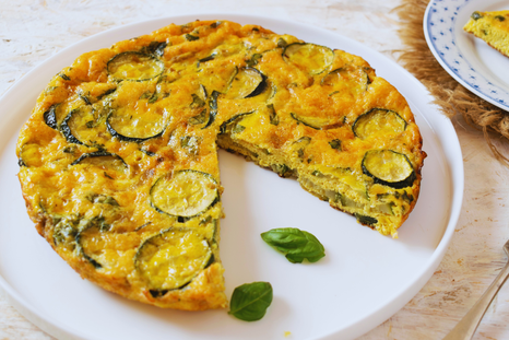 Esta receta de tortilla de calabacín es tan versátil que en algunos hogares se considera una receta base para añadir otras verduras según la temporada.