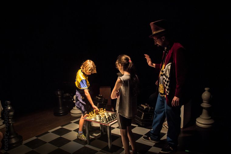 La obra Ajedrez de otro mundo estará en Timbre 4 (Boedo 640, CABA) estas vacaciones de invierno. La obra Ajedrez de otro mundo estará en Timbre 4 (Boedo 640, CABA) estas vacaciones de invierno.