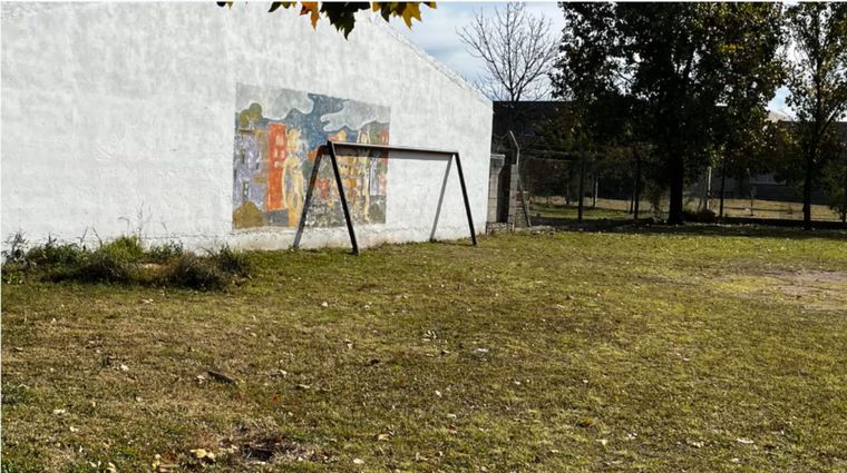 El arco apoyado en la pared que cayó sobre la alumna y le causó lesiones que derivaron en su muerte.