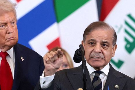 El primer ministro de Paistán, Shehbaz Sharif (der.), anunció el cese el fuego. El primer ministro de Paistán, Shehbaz Sharif (der.), anunció el cese el fuego.