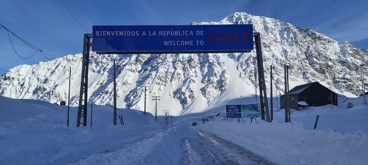 La acumulación de nieve impide la circulación de transporte de carga