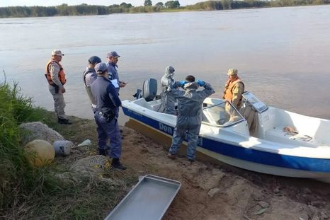 Un joven de 22 años fue hallado muerto este jueves en aguas del río Paraná, a la altura de la localidad de Basail, en la provincia de Chaco. Un joven de 22 años fue hallado muerto este jueves en aguas del río Paraná, a la altura de la localidad de Basail, en la provincia de Chaco.