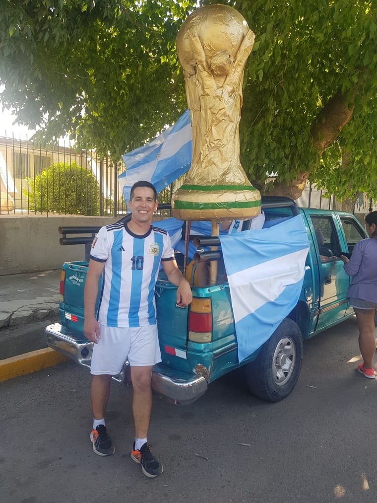 José Luis tiene 35 años y construyó una Copa de Fútbol con materiales reciclables. Foto: Gentileza