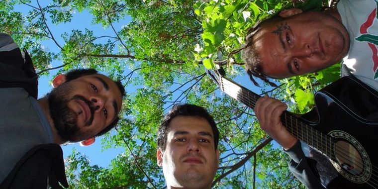 Guitarrista, baterista y voz de Sol de Noche.