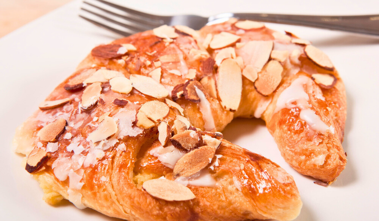 Sorprende a tus invitados con croissants de almendras caseros Foto: Shutterstock