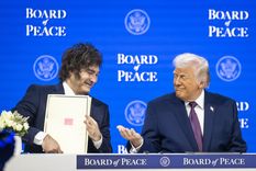 Javier Milei junto a Donald Trump en Davos, donde quedó expuesta la crisis global que se gatilló por la pulseada de EE.UU. con países europeos por Groenlandia y los aranceles.