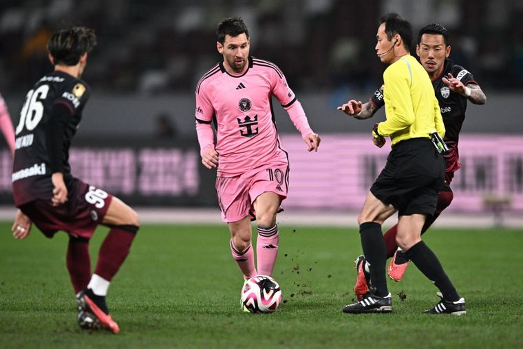 Messi durante el partido ante Vissel Kobe. Foto: @M30Xtra