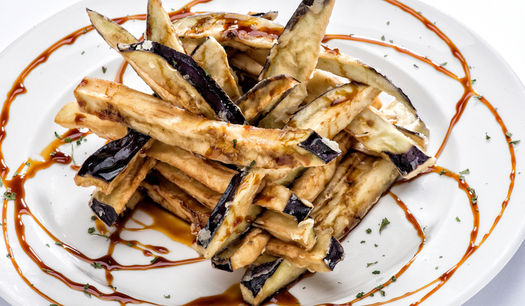 En Córdoba y Málaga, esta receta es una tapa clásica que se sirve caliente y siempre con miel de caña artesanal. En Córdoba y Málaga, esta receta es una tapa clásica que se sirve caliente y siempre con miel de caña artesanal.