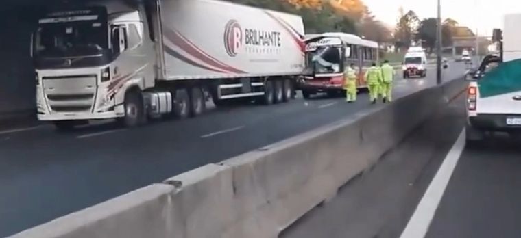 Los equipos de emergencia llegaron rápidamente al lugar para asistir a los heridos Foto: captura video