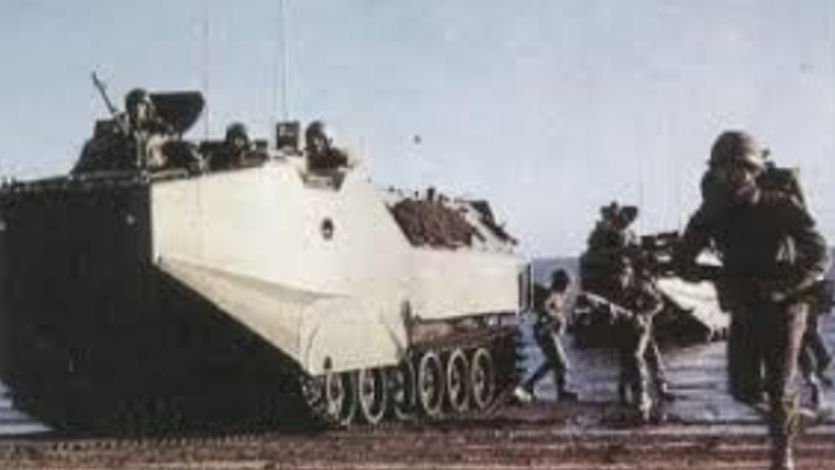 Desembarco de tropas en vehículos de asalto anfibio a oruga LVTP-7. Desembarco de tropas en vehículos de asalto anfibio a oruga LVTP-7.