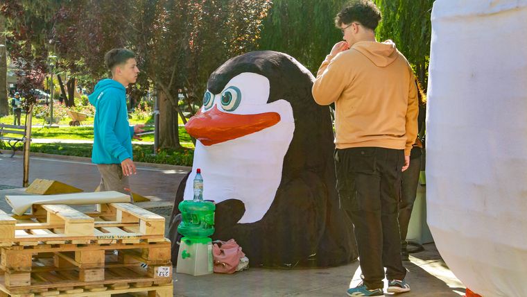 Estudiantes armando cada detalle de su puesto. Estudiantes armando cada detalle de su puesto.
