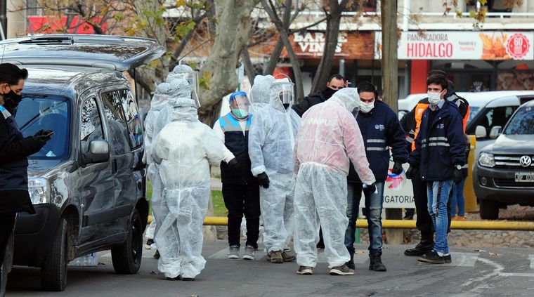 Hombres y mujeres con trajes de seguridad, en los operativos de vacunación y desinfección. En la primera etapa no estaban claros los mecanismos preventivos. Hombres y mujeres con trajes de seguridad, en los operativos de vacunación y desinfección. En la primera etapa no estaban claros los mecanismos preventivos.