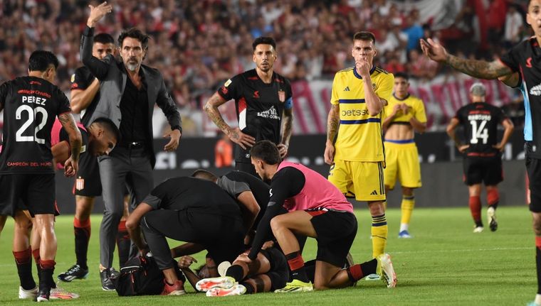 Altamirano es atendido tras desvanecerse durante el partido ante Boca. Foto: FotoBaires