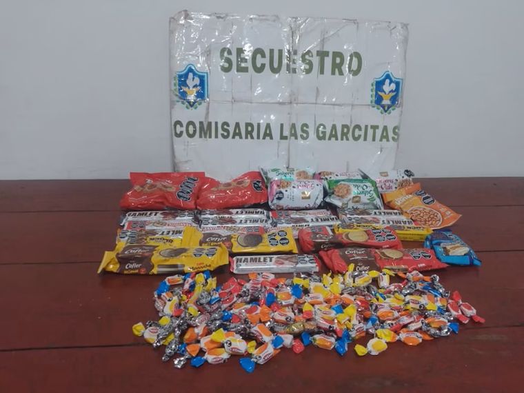 El botín del robo en el kiosco de la escuela